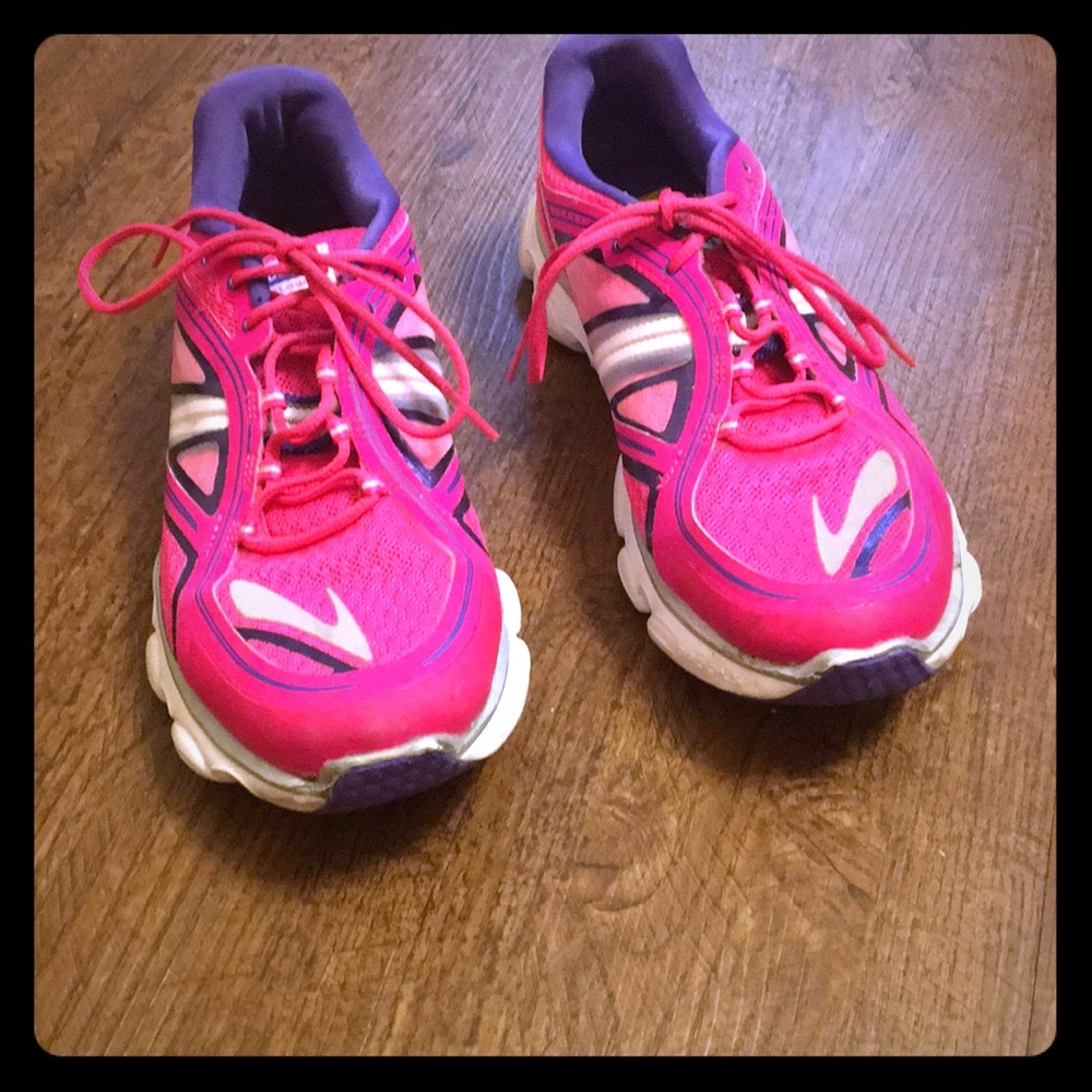 Brooks tennis shoes